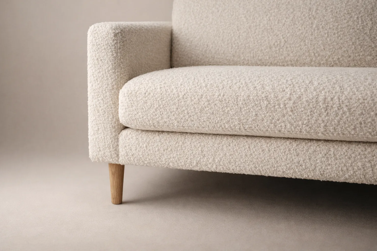 Coleção de sofás escandinavos em tons neutros