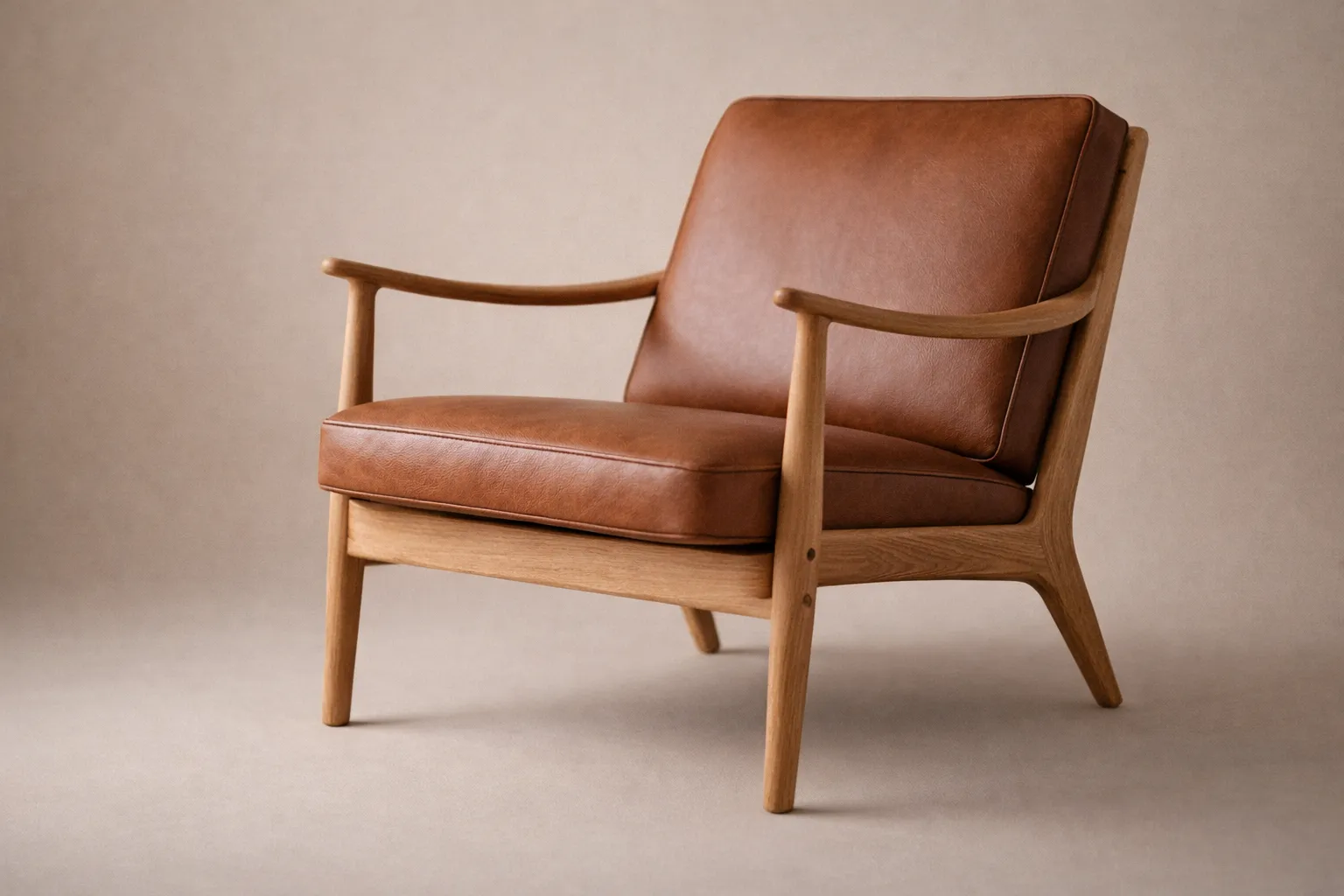 Poltrona Copenhagen em couro legítimo marrom com estrutura de carvalho